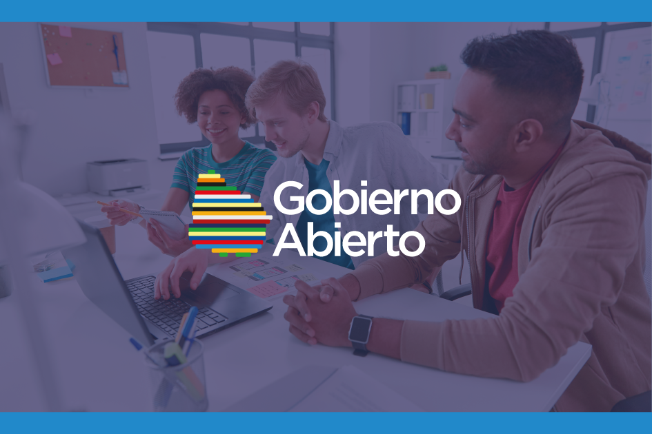 Logotipo de Gobierno Abierto Uruguay sobre fondo de foto de stock (teñida de azul instituciónal) de personas en una mesa de trabajo.